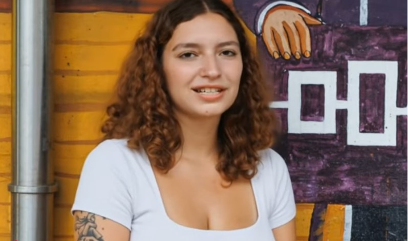 Portrait de Hannah Shvets, étudiante de Cornell engagée pour la justice sociale et le logement abordable à Ithaca.