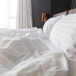 Silhouette méditative dans une lumière tamisée, symbolisant la maîtrise de soi, la sobriété du Carême et la réflexion sur le désir et la liberté intérieure.