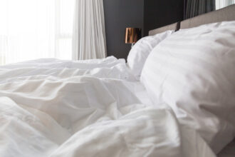 Silhouette méditative dans une lumière tamisée, symbolisant la maîtrise de soi, la sobriété du Carême et la réflexion sur le désir et la liberté intérieure.