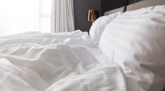 Silhouette méditative dans une lumière tamisée, symbolisant la maîtrise de soi, la sobriété du Carême et la réflexion sur le désir et la liberté intérieure.