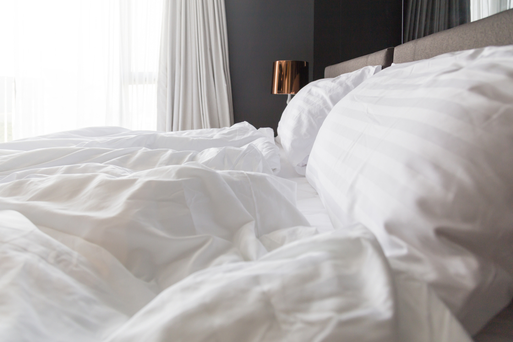 Silhouette méditative dans une lumière tamisée, symbolisant la maîtrise de soi, la sobriété du Carême et la réflexion sur le désir et la liberté intérieure.