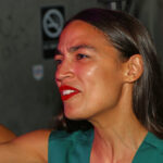 Portrait de Julia Salazar, sénatrice de New York, figure progressiste de la gauche américaine et militante pour la justice sociale.