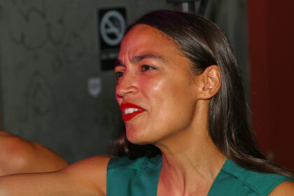 Portrait de Julia Salazar, sénatrice de New York, figure progressiste de la gauche américaine et militante pour la justice sociale.