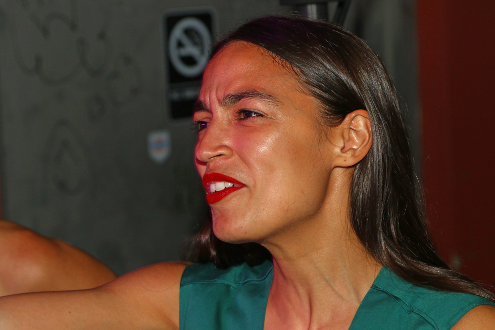 Portrait de Julia Salazar, sénatrice de New York, figure progressiste de la gauche américaine et militante pour la justice sociale.