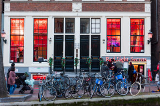 Analyse du blocage français face au retour des maisons closes, en comparaison avec l’Allemagne, les Pays-Bas, la Suisse, la Belgique et l’Espagne.