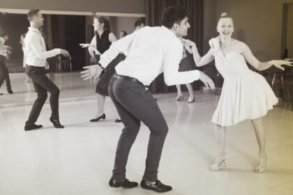 Silhouette du Palais Bourbon plongée dans une lumière sombre, symbolisant la tension entre pouvoir étatique, sécurité et régression des libertés publiques.