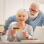 Travailleurs frontaliers passant la frontière franco‑suisse, symbolisant le choix croissant pour l’assurance privée suisse plutôt que la Sécurité sociale.