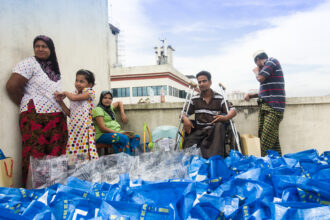 Camp de réfugiés rohingyas au Bangladesh, montrant des abris précaires et la densité du site, symbole de la crise humanitaire persistante.