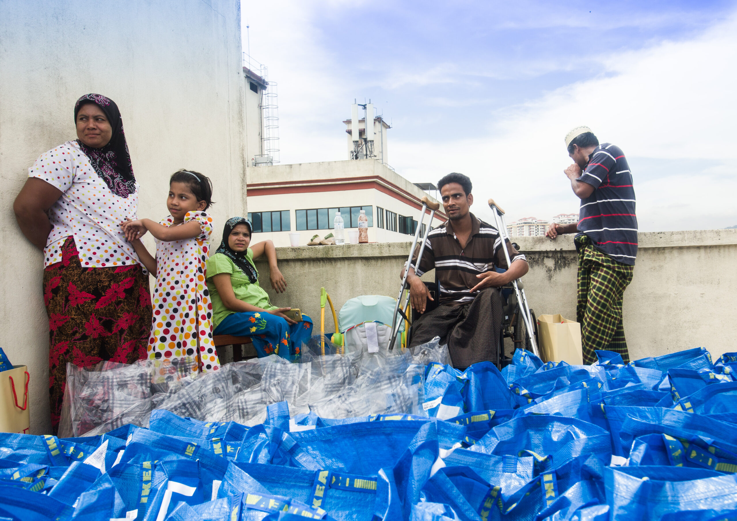 Camp de réfugiés rohingyas au Bangladesh, montrant des abris précaires et la densité du site, symbole de la crise humanitaire persistante.