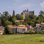 Portrait de Thierry Coste, délégué général du Cercle Nos Campagnes, photographié avec une expression calme et déterminée. Son regard attentif reflète son engagement pour la ruralité et sa capacité à incarner une parole mesurée mais influente au service des territoires.