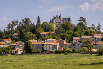 Portrait de Thierry Coste, délégué général du Cercle Nos Campagnes, photographié avec une expression calme et déterminée. Son regard attentif reflète son engagement pour la ruralité et sa capacité à incarner une parole mesurée mais influente au service des territoires.