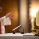 Les catholiques pratiquants français redéfinissent leur place dans une vie politique en mutation, entre héritage, engagement, recomposition et nouvelles orientations.