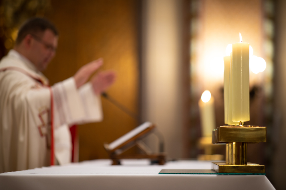 Les catholiques pratiquants français redéfinissent leur place dans une vie politique en mutation, entre héritage, engagement, recomposition et nouvelles orientations.