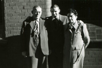 Portrait stylisé d’un élu français utilisant Twitter, symbolisant la communication politique numérique et l’influence des réseaux sociaux sur le débat public.