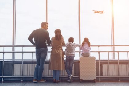 Famille française à l’aéroport symbolisant l’émigration et le départ croissant des habitants vers l’étranger.