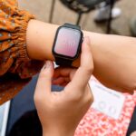 Un analyste de renseignement observe plusieurs écrans affichant des flux de données provenant d’objets connectés : cartes numériques, capteurs, réseaux et signaux en temps réel.