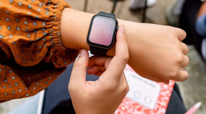 Un analyste de renseignement observe plusieurs écrans affichant des flux de données provenant d’objets connectés : cartes numériques, capteurs, réseaux et signaux en temps réel.