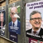 Portrait analytique et sobre de Jean‑Luc Mélenchon, en arrière‑plan un hémicycle flou symbolisant le débat politique français et les recompositions électorales.
