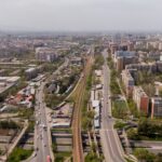 Autobus modernes au gaz naturel comprimé circulant dans les rues de Bichkek, illustrant la modernisation du transport public et la transition vers une mobilité plus propre.