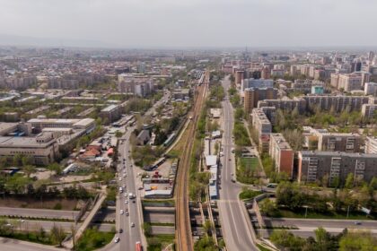 Autobus modernes au gaz naturel comprimé circulant dans les rues de Bichkek, illustrant la modernisation du transport public et la transition vers une mobilité plus propre.