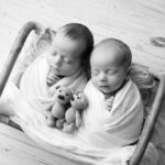 Illustration symbolique de la baisse de la natalité en France : silhouette d’une famille face à un horizon incertain, évoquant la crise démographique et la perte de projection collective.