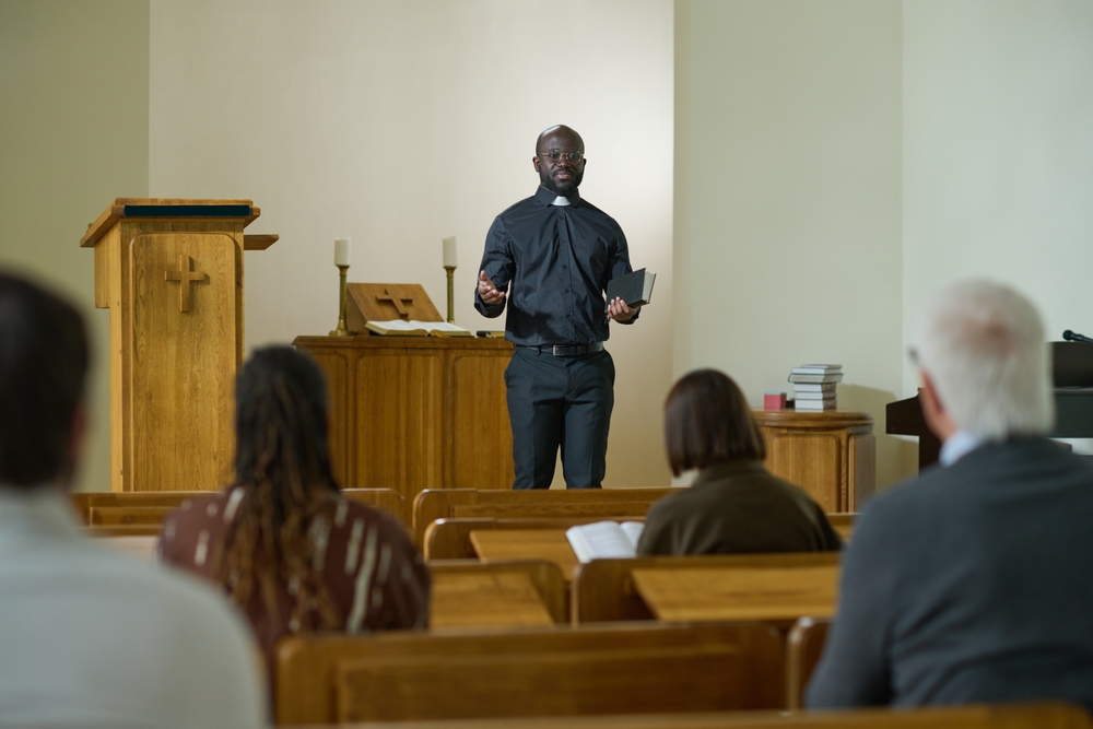 Salle de culte évangélique bondée en banlieue, fidèles en prière, ambiance musicale intense, symbolisant la concurrence religieuse dans les quartiers populaires.