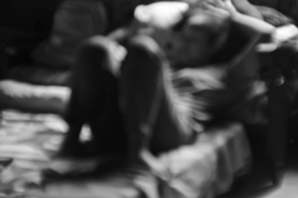 Travailleuse du sexe dans une rue éclairée la nuit, illustrant la précarité et les enjeux de sécurité liés au travail sexuel en France.