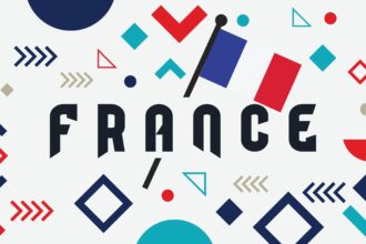 Une photographie en plan large montrant l’hôtel de ville d’une grande métropole française, baigné d’une lumière douce de fin d’après‑midi. Au premier plan, quelques silhouettes de passants incarnent la vie civique quotidienne. L’architecture municipale, solide et imposante, symbolise le pouvoir local et la continuité institutionnelle. L’ensemble dégage une atmosphère de calme, de sérieux et de réflexion, en écho aux enjeux politiques et territoriaux abordés dans la tribune.