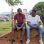 La crise anglophone en Ambazonie révèle les tensions entre fédéralisme, décentralisation et répression au Cameroun, plongeant le pays dans une impasse politique.