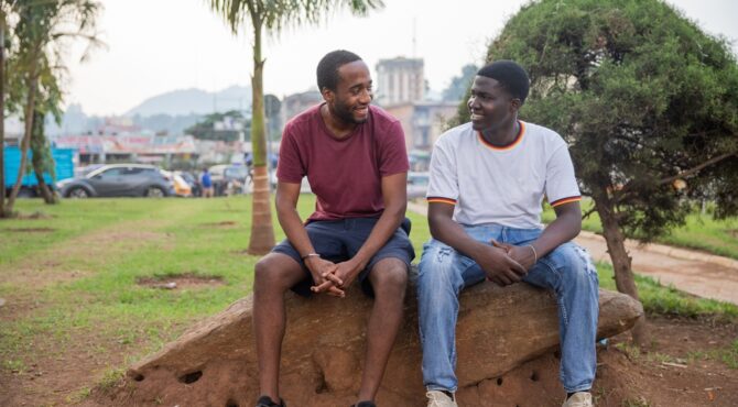 La crise anglophone en Ambazonie révèle les tensions entre fédéralisme, décentralisation et répression au Cameroun, plongeant le pays dans une impasse politique.