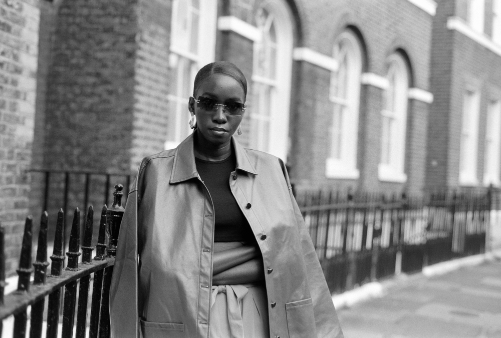 Un bureau sobre éclairé par une lumière rasante, avec des dossiers anonymisés, une carte du monde annotée et un ordinateur ouvert, symbolisant l’univers discret du renseignement international.