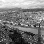 Analyse des élections municipales 2026 à Lyon : dynamiques électorales, intentions de vote et recomposition politique autour de Jean‑Michel Aulas et Grégory Doucet.