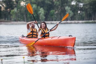 Découvrez la Loire en canoë‑kayak au cœur du Pays des Châteaux, une aventure nature unique entre patrimoine UNESCO, paysages sauvages et immersion totale.