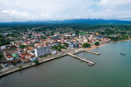 Carte du Golfe de Guinée montrant les routes maritimes, les zones de piraterie et les principaux ports stratégiques d’Afrique de l’Ouest.