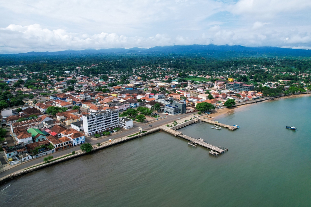 Carte du Golfe de Guinée montrant les routes maritimes, les zones de piraterie et les principaux ports stratégiques d’Afrique de l’Ouest.