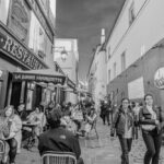 Illustration conceptuelle opposant une cité lumineuse utopique et un paysage dystopique sombre, symbolisant les imaginaires sociaux qui structurent nos sociétés.