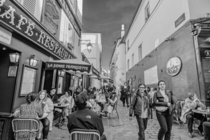 Illustration conceptuelle opposant une cité lumineuse utopique et un paysage dystopique sombre, symbolisant les imaginaires sociaux qui structurent nos sociétés.