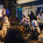Portrait symbolique d’un bâtiment institutionnel plongé dans une lumière contrastée, évoquant la fin de l’opacité du pouvoir et l’émergence de la parole sur les violences sexuelles.