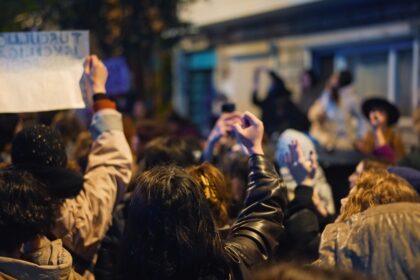 Portrait symbolique d’un bâtiment institutionnel plongé dans une lumière contrastée, évoquant la fin de l’opacité du pouvoir et l’émergence de la parole sur les violences sexuelles.