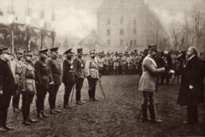 Analyse des fractures historiques qui empêchent l’union des droites en France et du rôle mémoriel de Pétain dans les tensions idéologiques contemporaines.