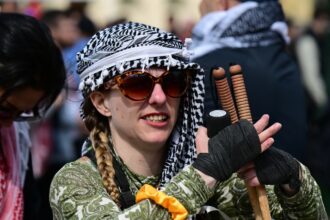 Débat public en France autour de l’expression islamo‑gauchiste, illustrant les tensions idéologiques et les enjeux de laïcité