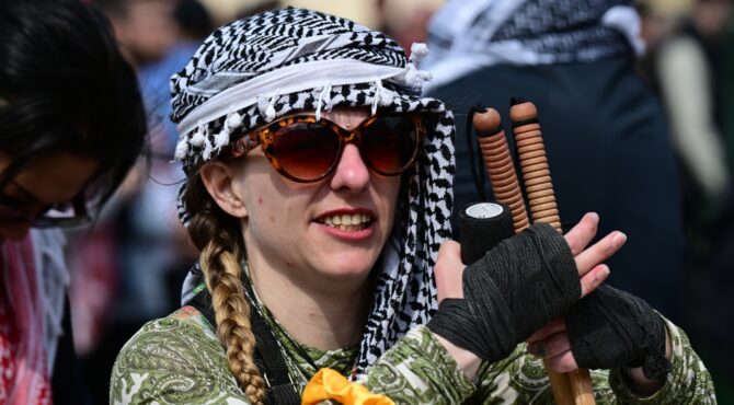 Débat public en France autour de l’expression islamo‑gauchiste, illustrant les tensions idéologiques et les enjeux de laïcité