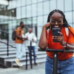 Une vue nocturne d’une grande capitale européenne, traversée de lignes lumineuses symbolisant des flux d’informations, avec des silhouettes floues en arrière‑plan évoquant la présence discrète des services de renseignement africains.