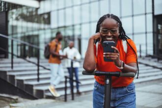 Une vue nocturne d’une grande capitale européenne, traversée de lignes lumineuses symbolisant des flux d’informations, avec des silhouettes floues en arrière‑plan évoquant la présence discrète des services de renseignement africains.