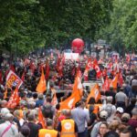 Analyse de la polarisation politique en France illustrant une société fracturée et un débat public sous tension.