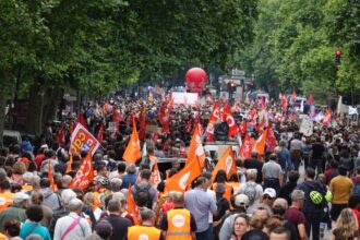 Analyse de la polarisation politique en France illustrant une société fracturée et un débat public sous tension.
