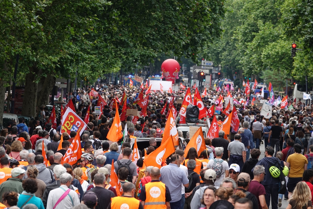 Analyse de la polarisation politique en France illustrant une société fracturée et un débat public sous tension.