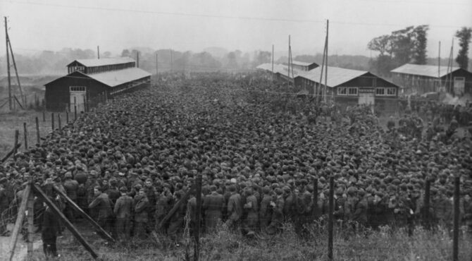 Analyse de la montée des extrêmes en France à travers le recyclage de symboles politiques hérités des heures sombres et du régime de Vichy.