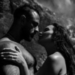 Silhouette méditative dans une lumière tamisée, symbolisant la tension intérieure entre Carême, vérité personnelle et relation clandestine.