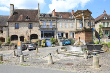 Paysage rural français avec champs, village et horizon boisé, symbolisant la vitalité des territoires et la transmission des savoir‑faire.
